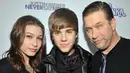 Berbeda dengan gaya kehidupan modern, bagi Justin Bieber restu ayah Hailey sangatlah berarti baginya. (eonline.com)