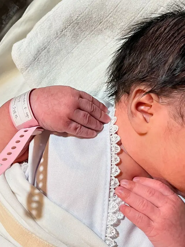 6 Potret Inong Ayu Istri Abimana Melahirkan Anak Kelima di Usia 43 Tahun