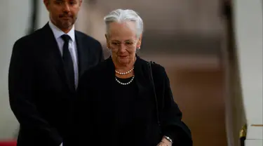 Ratu Denmark Margrethe II memberi penghormatan kepada peti mati Ratu Elizabeth II dalam upacara pemakaman di Westminster Hall, London, Minggu (18/9/2022). Ratu Denmark tersebut dinyatakan positif usai menghadiri upacara pemakaman Sang Ratu Inggris. (John Sibley/Pool via AP)