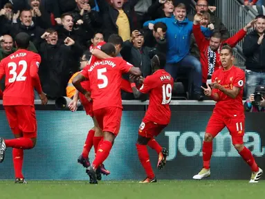 Liverpool memetik kemenangan tipis 2-1 saat bertandang ke markas Swansea City, Liberty Stadium, pada laga lanjutan Premier League 2016-2017. Roberto Firmino mencetak satu gol. (Reuters/Stefan Wermuth)