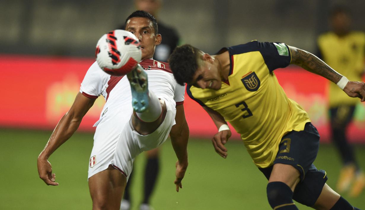 Ekuador yang mencari gol kemenangan pun berupaya keras untuk mencari gol kedua di sisa laga. Namun serangan yang dilancarkan selalu mampu dipatahkan para penggawa Peru. (AFP/Ernesto Benavides)