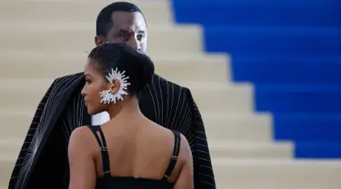 Penyanyi Cassie bersama Sean Combs alias P.Diddy menghadiri acara Met Gala 2017 di New York, Senin (1/5). Cassie hadir dalam balutan busana glamor dilengkapi dengan hiasan anting karya desainer Indonesia, Rinaldy Yunardi (John Lamparski/Getty Images/AFP)