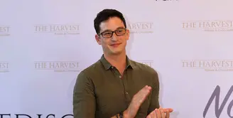 Mike Lewis, kerap disebut sebagai lelaki yang romantis. Bukan merayu wanita dengan bait-bait puisi, Mike punya cara berbeda untuk menaklukan hati sang wanita yaitu dengan memberikan kue, cokelat dan bunga. (Nurwahyunan/Bintang.com)