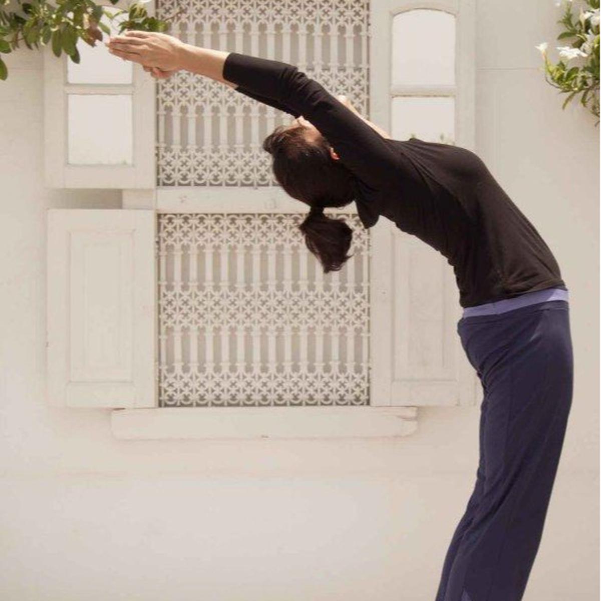 Ilustrasi Pose Yoga Hasta Utthanasana (©Pinterest)