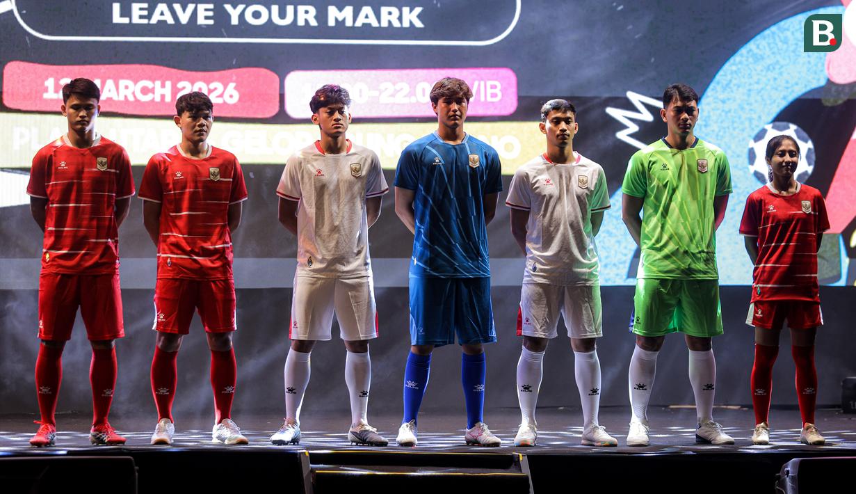 Sejumlah pemain Timnas sepak bola dan Timnas futsal Indonesia berpose dengan mengenakan jersey terbaru pabrikan aparel Kelme dalam acara Leave Your Mark Fest 2026 di Plaza Utara Stadion Utama Gelora Bung Karno, SUGBK, Senayan, Jakarta, Kamis (12/03/2026) malam WIB. (Bola.com/Bagaskara Lazuardi)
