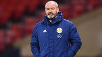 Steve Clarke merupakan juru taktik yang berhasil bawa Timnas Skotlandia lolos ke fase grup Euro 2020. Dirinya merupakan bek legendaris Chelsea yang tercatat sumbangkan tiga trofi selama 11 tahunnya berkarier di Stamford Bridge. (Foto: AFP/Andy Buchanan)