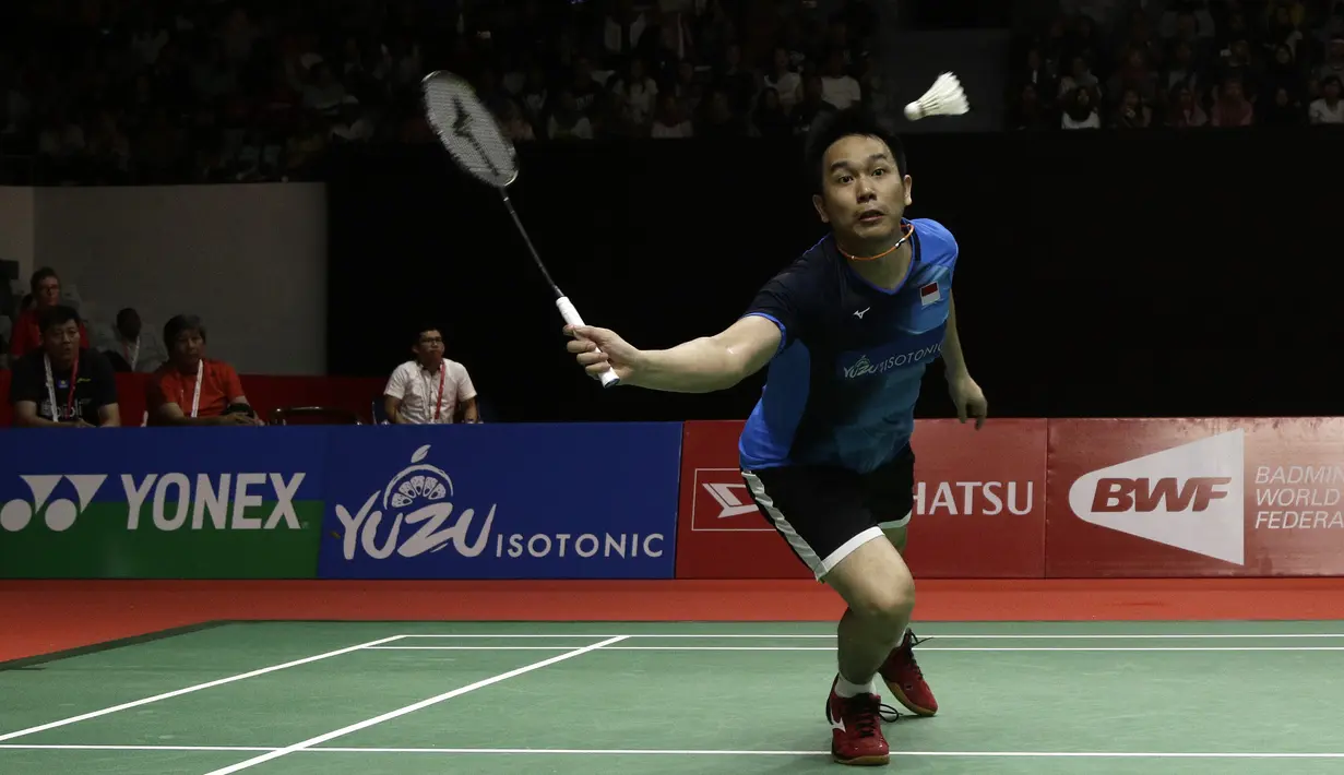 Ganda putra Indonesia, Mohammad Ahsan/Hendra Setiawan, saat menghadapi ganda Chinese Taipei, Lee Yang/Wang Chi Lin, pada laga Indonesia Masters 2020 di Istora Senayan, Jakarta, Jumat (17/1). Ahsan/Hendra menang 9-21, 21-15, dan 21-19. (Bola.com/Yoppy Renato)