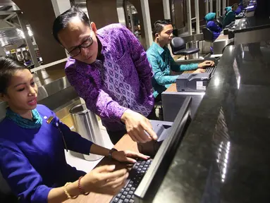 Dirut Garuda Indonesia, Arif Wibowo saat meninjau counter cek in Garuda Indonesia pada penerbangan perdana di Terminal 3 Bandara Soekarno Hatta, Tangerang, Selasa (9/8). (Liputan6.com/Immanuel Antonius). 