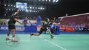 Ganda Putra, Angga Pratama/Ricky Karanda Suwardi mengembalikan kok ke arah pasangan Fu Haifeng/Zhang Nan (Tiongkok) di BCA Indonesia Open Superseries Premier 2015, Jakarta, Rabu (3/6/2015). Haifeng/Nan menang 24-22, 21-11. (Liputan6.com/Herman Zakharia)