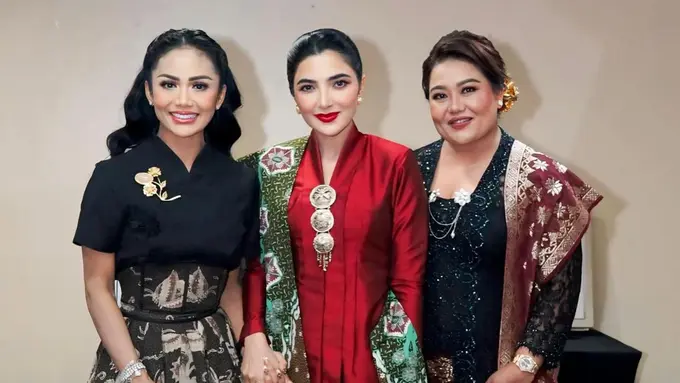 Gaya Kris Dayanti, Ashanty, dan Luhde Menzel, Trio Mama Berwastra Hadiri Wisuda Sarah Menzel
