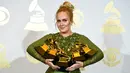 Adele meraih 5 piala dari 5 nominasi yang ia peroleh di ajang Grammy Awards 2017 di Staples Center, Los Angeles, Minggu (12/2). Adele mematahkan piala Grammy yang diterimanya menjadi dua bagian yang didedikasikan untuk Beyonce. (AP PHOTO)