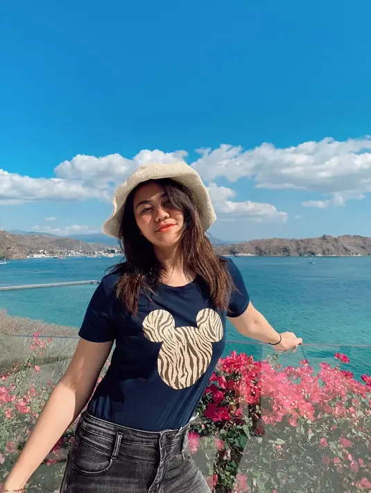 Menikmati waktu liburan di pantai, Aaliyah Massaid tampil santai dengan kaus yang dipadukan dengan celana jeans. Mengenakan topi putih, membuat penampilannya makin stylish. (Liputan6.com/IG/@aaliyah.massaid)