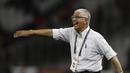 Pelatih Persija Jakarta, Edson Tavares, memberikan arahan kepada pemainnya saat melawan Madura United pada laga Shopee Liga 1 di SUGBK, Jakarta, Jumat (13/12). Persija menang 4-0 atas Madura. (Bola.com/Yoppy Renato)