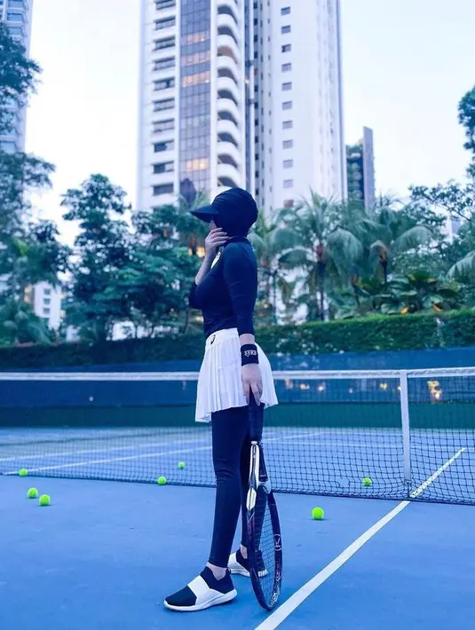 Dikenal dengan gaya fashion yang cetar, istri Reino Barack itu bahkan tampil modis saat main tenis. @princessyahrini.