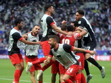 Para pemain Yordania merayakan gol Mousa Altamari ke gawang Irak pada pertandingan sepak bola babak 16 besar Piala Asia 2023 di Stadion Internasional Khalifa, Doha, Qatar, Senin (29/1/2024). Yordania menang 3-2. (AP Photo/Hussein Sayed)