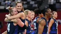 Petenis Amerika Serikat Michelle Bartsch-Hackley dan Kelsey Robinson merayakan kemenangan atas Republik Dominika pada perempat final bola voli putri Olimpiade Tokyo 2020 di Ariake Arena, Tokyo, Rabu, 4 Agustus 2021. (Yuri CORTEZ / AFP)