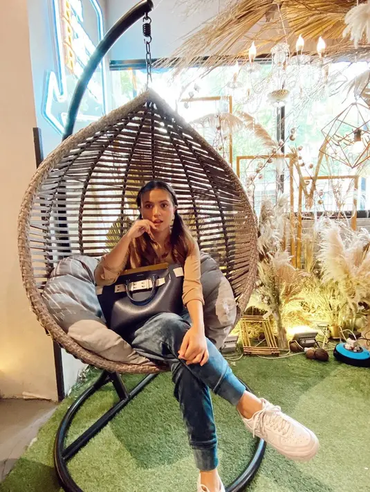 "Kayak senang lagi aja, gimana caranya makan es krim deh. Makan es itu satu hal yang benar-benar segar dan seru," kata Marsha Aruan.  (Instagram/aruanmarsha)