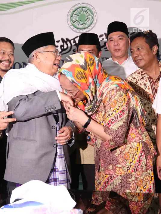 Budayawati Sukmawati Soekarnoputri mengenakan kerudung berwarna oranye mencium tangan Ketua MUI KH Ma'ruf Amin usai pertemuan dengan MUI di kantor MUI, Jakarta, Kamis (5/4). (Liputan6.com/Angga Yuniar)