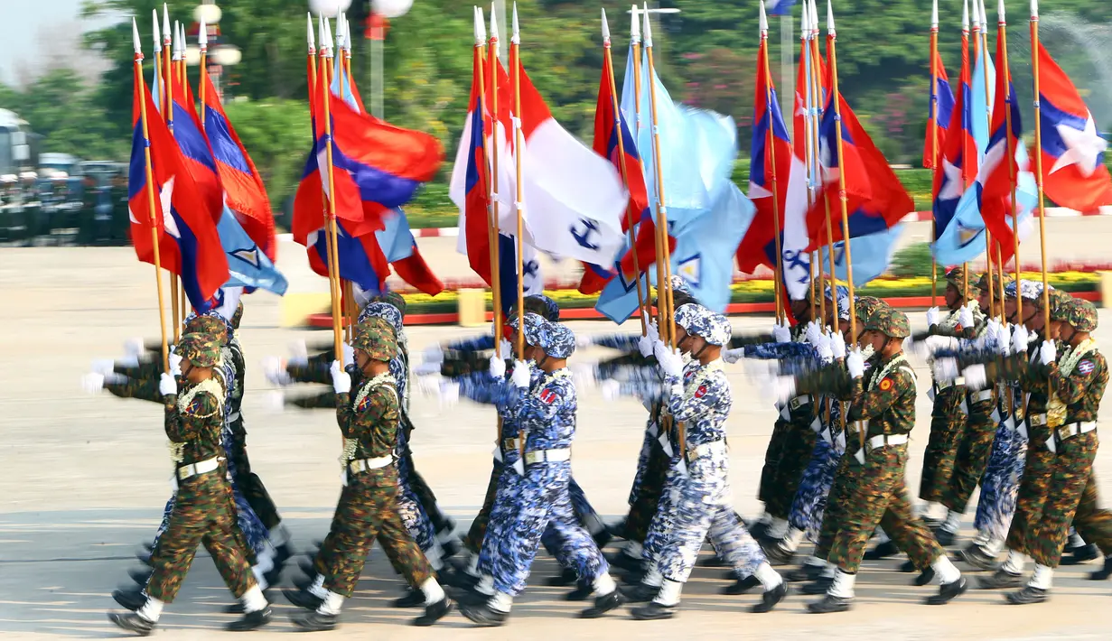 Perwira militer Myanmar berparade untuk memperingati Hari Angkatan Bersenjata ke-73 di Naypyitaw, Selasa (27/3). Ribuan angkatan bersenjata Myanmar yang dikenal sebagai Tatmadaw mengikuti parade ini. (AP Photo/Aung Shine Oo)
