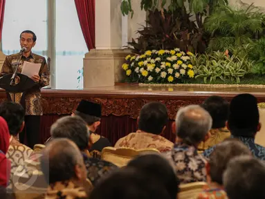 Presiden Jokowi (kiri) memberi kata sambutan saat peringatan Hari Habitat Dunia 2015 di Istana Negara, Jakarta, Selasa (6/10). Hari Habitat Dunia diperingati setiap Senin pertama Oktober. (Liputan6.com/Faizal Fanani)