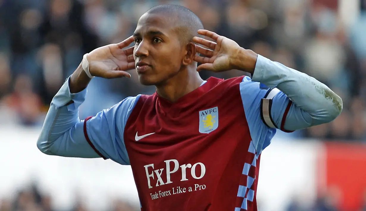 Ashley Young. Sayap berusia 36 tahun yang musim ini kembali memperkuat Aston Villa, total telah tampil dalam 375 laga di Premier League dengan mencetak 47 gol dan 86 assist bersama 3 klub. Debutnya terjadi saat timnya, Watford kalah 1-2 dari Everton, 19 Agustus 2006. (AFP/Ian Kington)