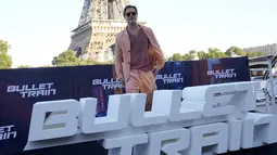 Aktor Hollywood Brad Pitt berpose saat sesi pemotretan untuk film 'Bullet Train' di Paris, Prancis, Sabtu (16/7/2022). Film ini diadaptasi dari novel terlaris Jepang dengan judul yang sama karya Kōtar Isaka. (AP Photo/Christophe Ena)