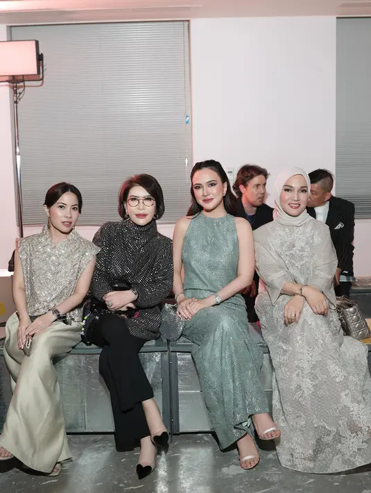 Dengan complexion dewy, Shandy Aulia terlihat glowing alami dengan pulasan blurred lips yang soft [@shandyaulia]