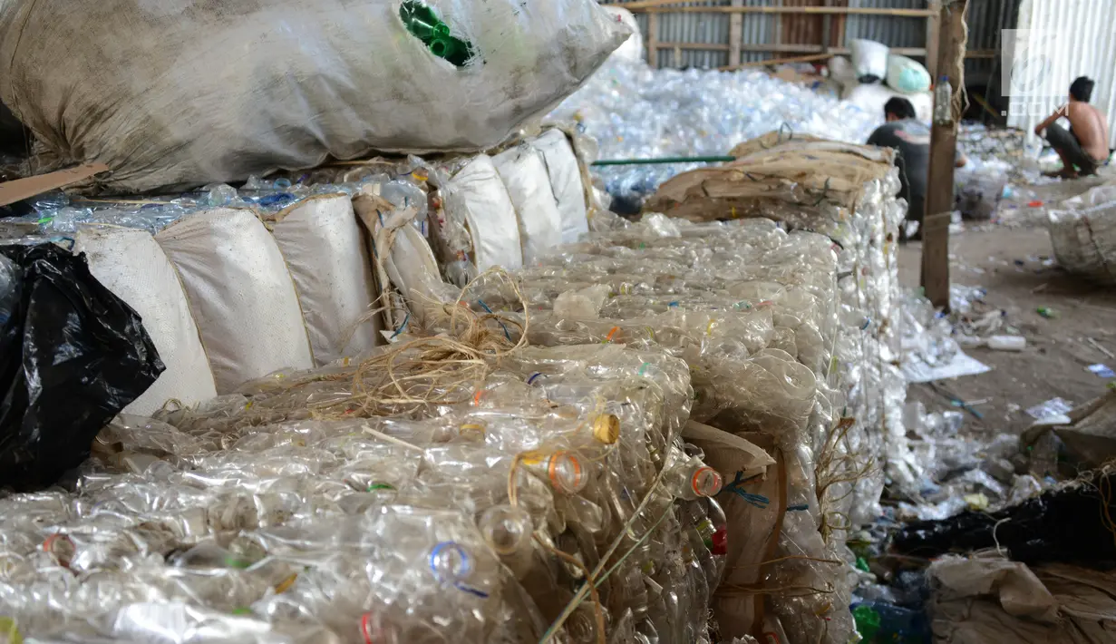 Tumpukan sampah botol plastik terlihat di sebuah gudang sampah di Nusa Dua, di pulau resor Indonesia Bali (2/5). (AFP Photo/Sonny Tumbelaka)