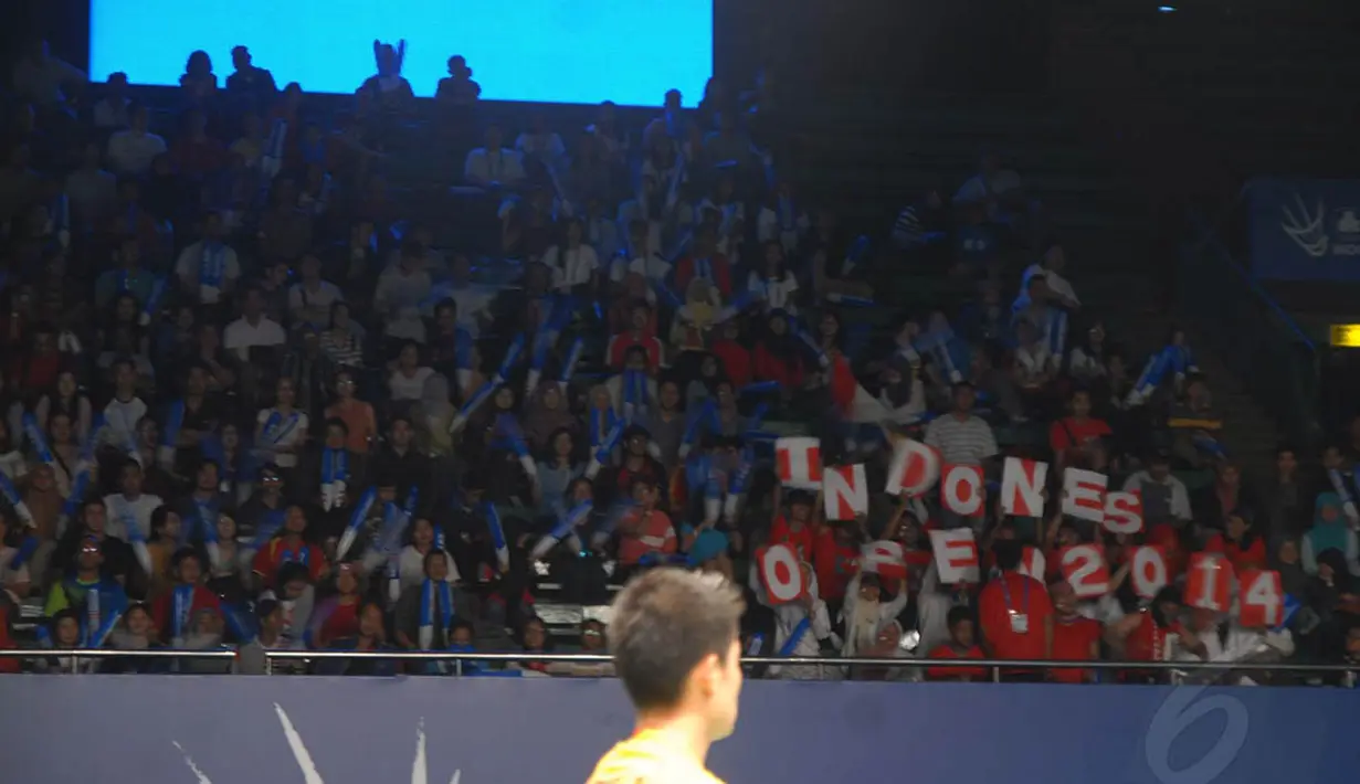 Kemeriahan Indonesia Open 2014 tidak luput dari hebohnya para suporter yang dengan setia menyaksikan atlet-atlet pujaannya bertanding, Jakarta, Kamis (19/6/14). (Liputan6.com/Miftahul Hayat)  