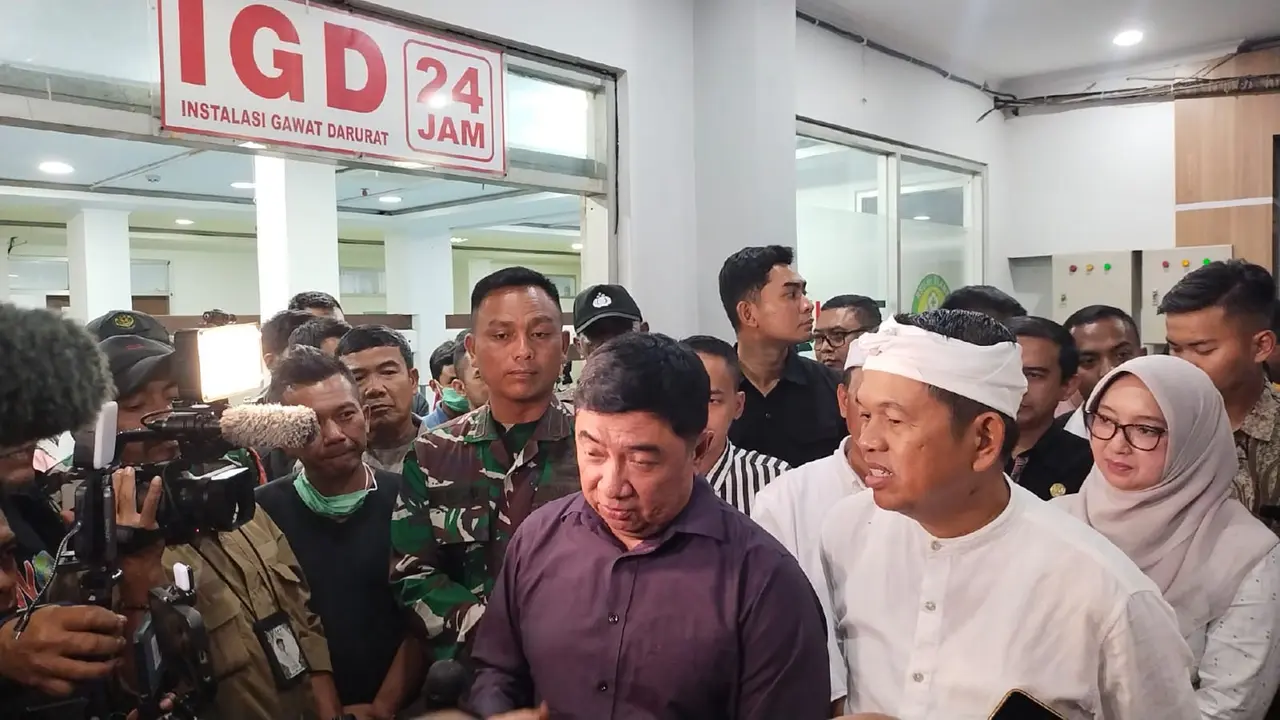 Gubernur Jawa Barat Dedi Mulyadi didamping Bupati Garut Abdusy Syakur Amin saat menjenguk para korban di RSUD dr. Slamet Garut. Jumat (18/7/2025) malam. (Liputan6.com)