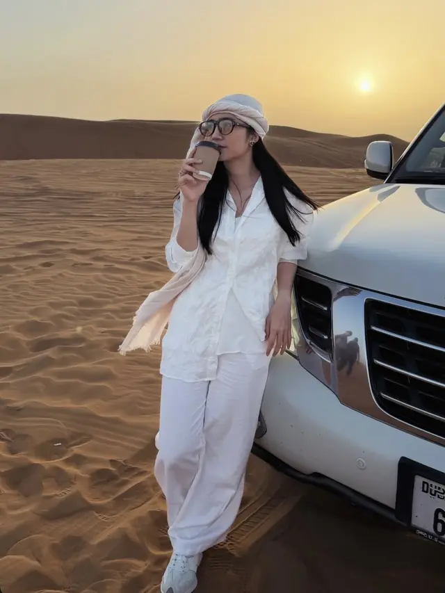 Febby Rastanty saat Bermain di Padang Pasir Dubai pakai baju serba putih. [@febbyrastanty]