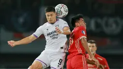 Pemain Persija Jakarta, Muhammad Ferarri (kanan) duel udara dengan pemain Persita Tangerang, Ramiro Fergonzi pada laga pekan keenam BRI Liga 1 2022/2023 di Stadion Patriot Candrabhaga, Bekasi, Rabu (24/8/2022). (Bola.com/M Iqbal Ichsan)