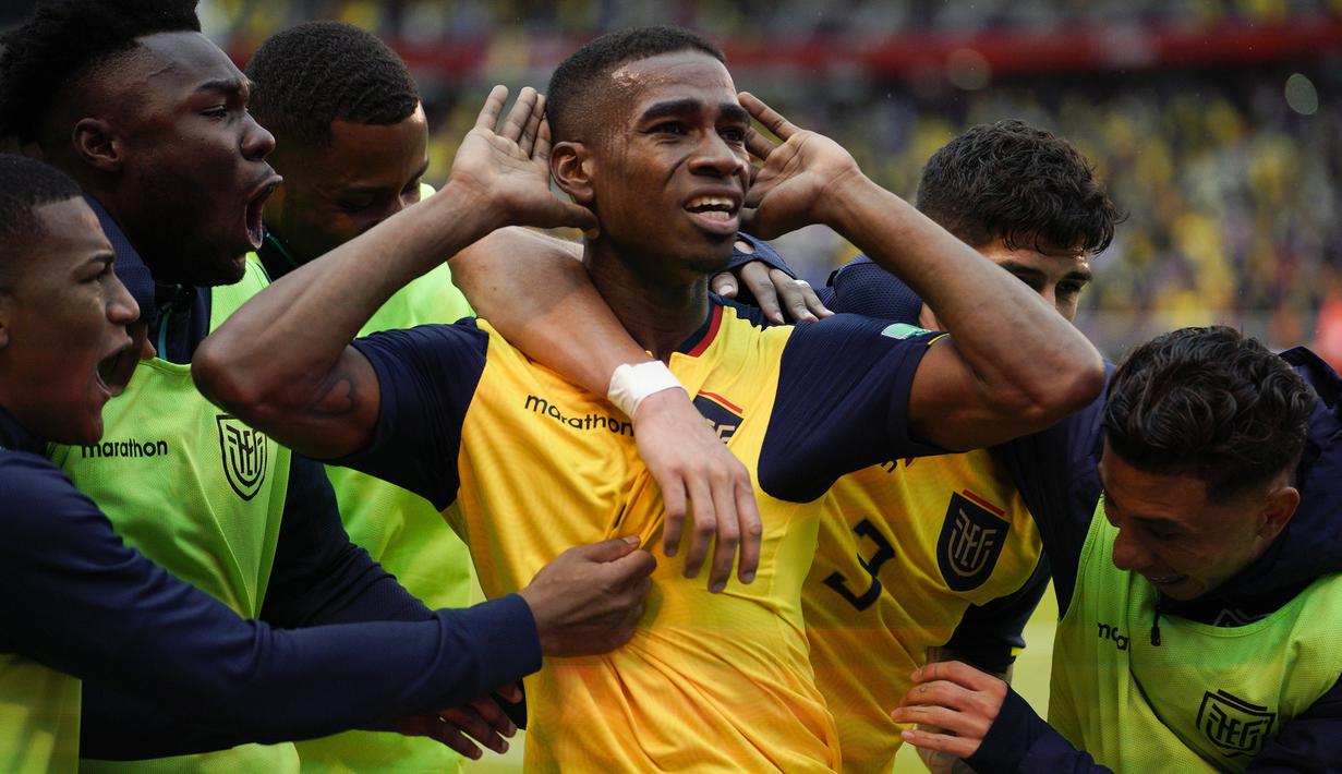 Pada menit ke-75 Ekuador berhasil menyamakan skor 1-1. Gol dicetak oleh Felix Torres melalui tandukan kepala memanfaatkan umpan sepak pojok Gonzalo Plata. (AP/Pool/Santiago Arcos)