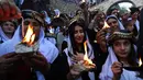Kelompok Yazidi Irak membawa obor parafin di luar kuil Lalish saat perayaan Tahun Baru Yazidi di lembah dekat Dohuk, Irak (17/4). Agama Yazidi sekilas seperti perpaduan antara Islam, Kristen dan Zoroaster. (AFP/Safin Hamed)