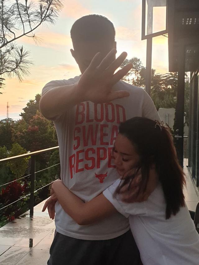 Zaskia Gotik dan Suami