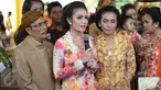 Selvi Ananda (tengah) didampingi kedua orangtuanya memberikan keterangan pers usai menggelar prosesi siraman dan Sadean Dawet di kediamannya di Sumber, Solo, Jateng, Rabu (10/6/2015). (Liputan6.com/Faizal Fanani)