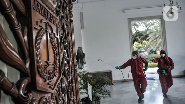 Anies Baswedan Positif COVID-19, Balai Kota Jakarta Disemprot Disinfektan
