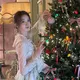 Yoona berpose di depan pohon Natal yang dihiasi dengan banyak pita. Ia tampil mengenakan atasan lengan panjang lace dipadukan kalung mutiara. [@yoona_lim]