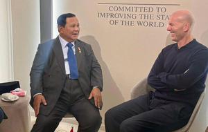 Presiden Prabowo Subianto bertemu dengan legenda sepak bola Prancis Zinedine Zidane, usai menyampaikan konsep Prabowonomics dalam World Economic Forum (WEF), Davos, Swiss, pada Kamis, 22 Januari 2026. (Foto: Instagram Sekretariat Kabinet)