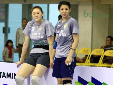 Duet Pemain Timnas China, yaitu Wang Yimei (kiri) dan Zhang Lei (kanan) saat membela Jakarta Elektrik PLN pada Proliga 2016. (Bola.com/Nicklas Hanoatubun)
