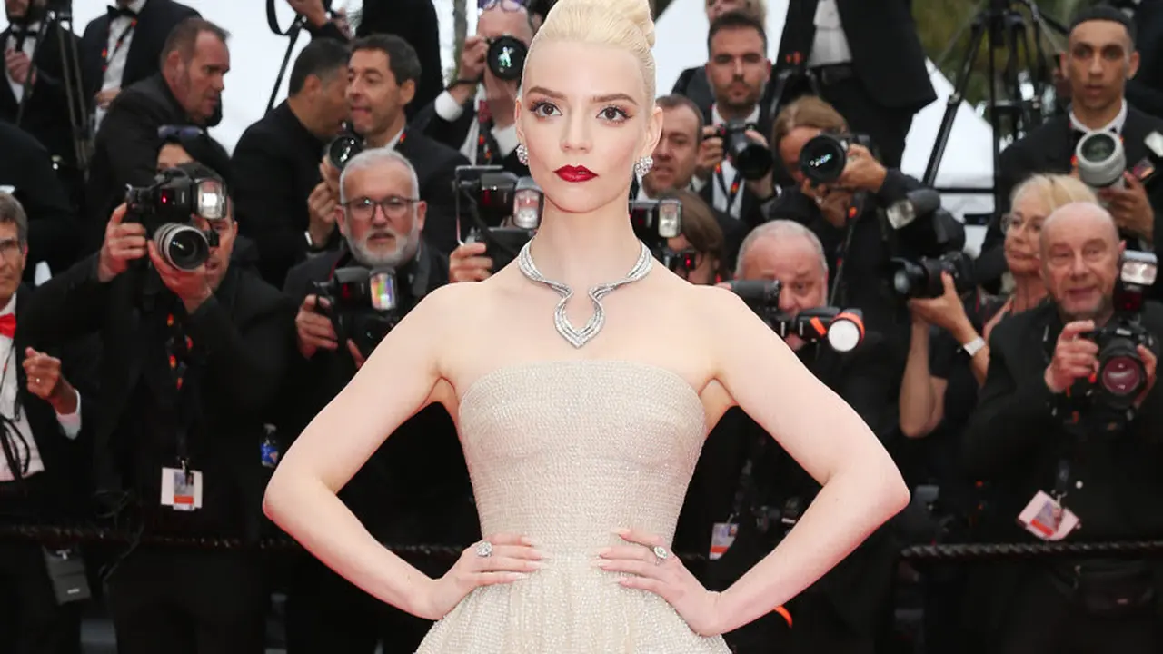 Anya Taylor-Joy Tampil Bak Putri dalam Gaun Berlapis Kristal Emas Dior di Festival Film Cannes, Dibuat Lebih dari 1.200 Jam