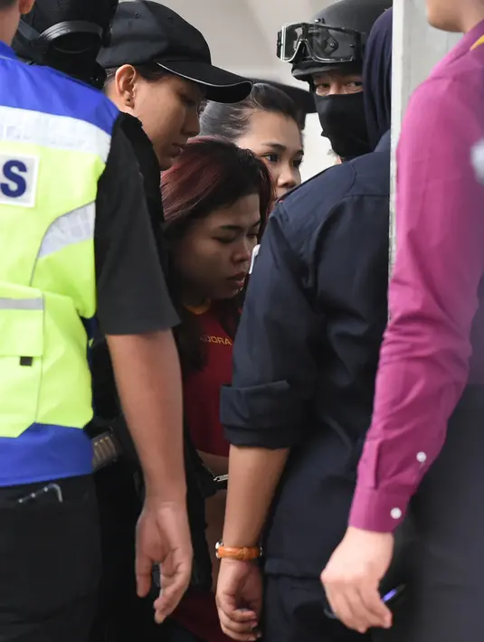 Aparat kepolisian mengawal ketat Siti Aisyah (25), WNI tersangka pembunuhan Kim Jong-nam di Pengadilan Sepang, Malaysia, Rabu (1/3). Siti Aisyah bersama Doan Thi Huong asal Vietnam tiba di pengadilan untuk mendengarkan dakwaan. (Mohd RASFAN/AFP)