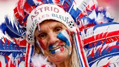 Seorang penggemar Prancis yang berdandan dan dirias berpose sebelum pertandingan sepak bola Grup D Euro 2024 antara timnas Belanda dan Prancis di Stadion Leipzig, Jerman, pada 21 Juni 2024. (Odd ANDERSEN/AFP)