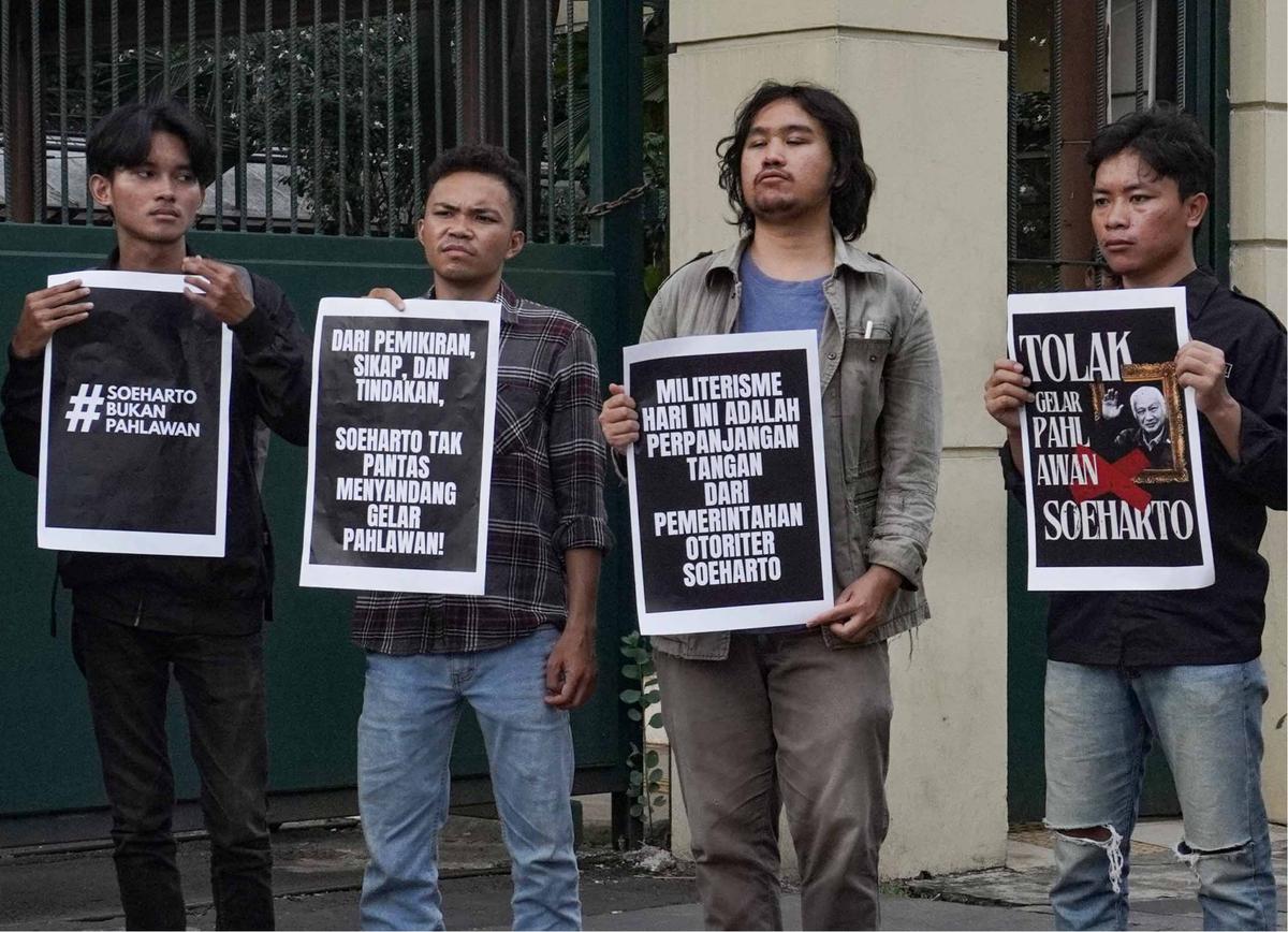 FOTO: Aktivis Gelar Aksi Tolak Penganugerahan Gelar Pahlawan untuk Soeharto