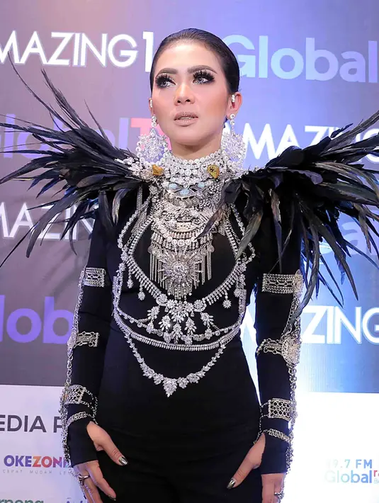 Meski terlihat simple layaknya rocker, kesan mewah masih terlihat dari penyanyi kelahiran Bogor itu. Kilau berlian terkena sinar lampu memancar dalam aksesori dari tangan hingga pada anting besarnya. (Deki Prayoga/Bintang.com)