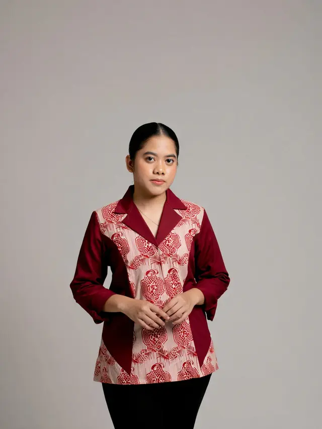 Kemeja Batik Wanita Kombinasi Kain Polos dan Kerah Blazer Kekinian