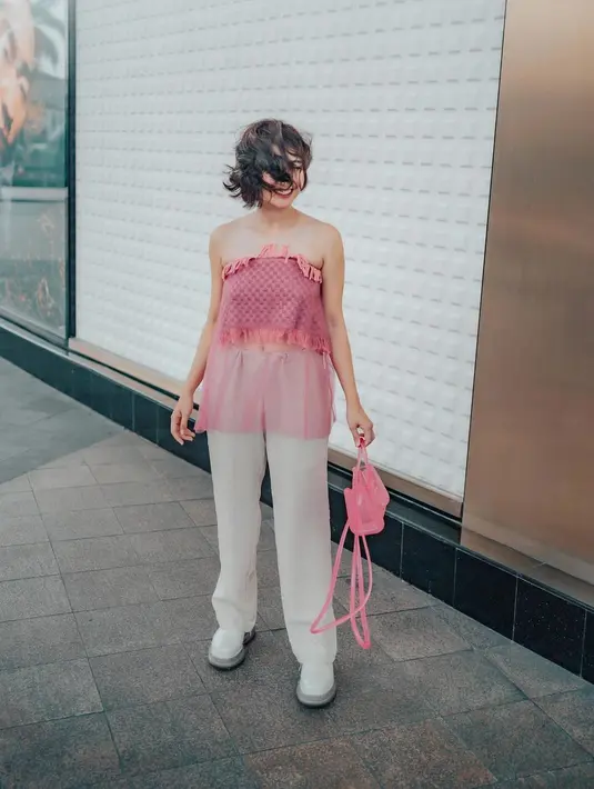 Rambut pendek yang di-styling curly tambah vibes Febby yang mirip ibu pengacara pulang ngantor [@febbyrastanty]