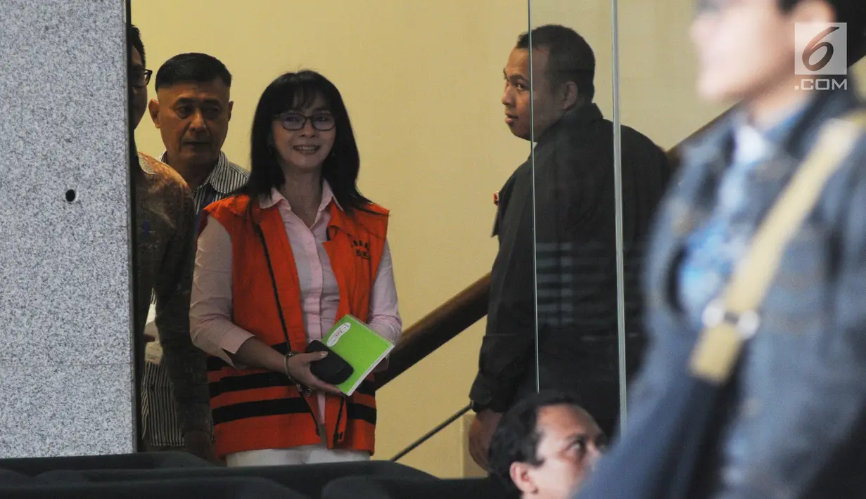 Bupati Kepulauan Talaud, Sulawesi Utara nonaktif Sri Wahyumi Maria Manalip berjalan usai menjalani pemeriksaan di Gedung KPK, Jakarta, Selasa (27/8/2019). Sri Wahyumi diperiksa terkait kasus dugaan suap pengadaan barang di Kabupaten Kepulauan Talaud Tahun Anggaran 2019. (merdeka.com/Dwi Narwoko)