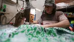Pelaku UMKM binaan Dinas Koperasi, menyelesaikan produksi seragam sekolah di kawasan PIK Pulogadung, Jakarta, Jumat (3/7/2026). Permintaan seragam meningkat hingga kapasitas produksi mencapai 1.000 potong untuk berbagai pesanan. (Kapanlagi.com/Budy Santoso)