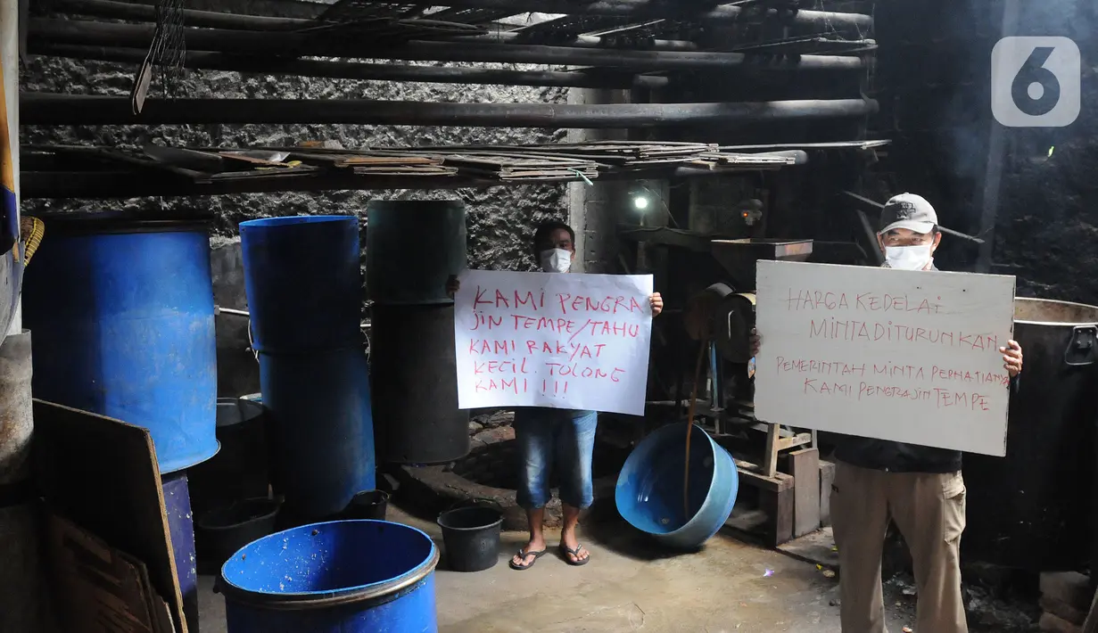 Perajin tempe melakukan aksi mogok produksi di Sentra Produksi Tempe Kelurahan Tugu, Cimanggis, Depok, Senin (21/02/2022).  Harga kedelai impor yang mencapai Rp1,1 juta/kwintal membuat ratusan perajin tahu-tempe di Jabodetabek menggelar mogok produksi tiga hari ke depan. (merdeka.com/Arie Basuki)